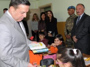 Hakkari'de polisler 250 öğrenciye kitap dağıttı