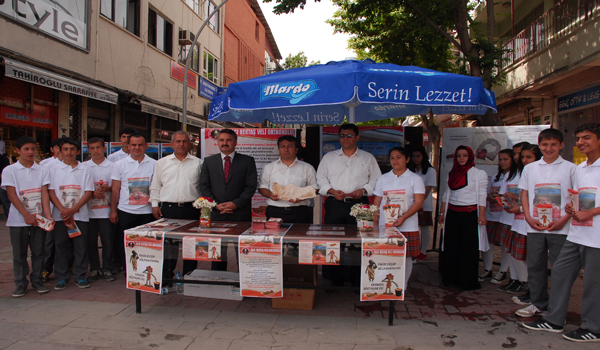 ÖĞRENCİLER EKMEK İSRAFIYLA MÜCADELE EDİYOR