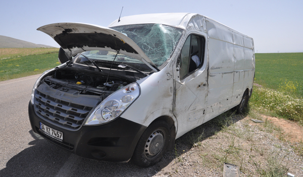 MİNİBÜS DEVRİLDİ SÜRÜCÜSÜ YARALANDI