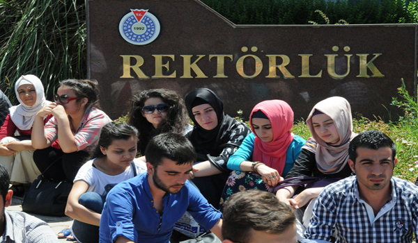 YAZ OKULU İSTEYEN KSÜ ÖĞRENCİLERİ OTURMA EYLEMİ YAPTI