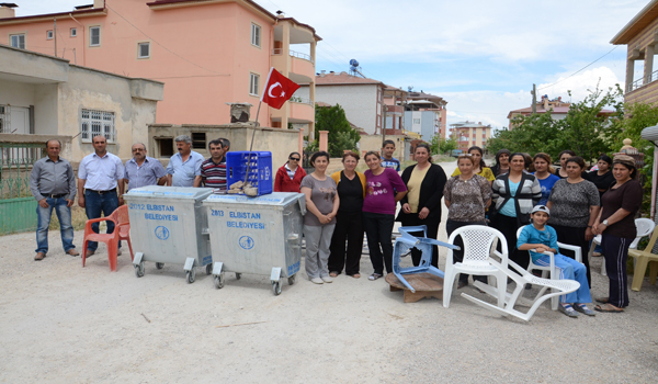 MAHALLE SAKİNLERİ TOZLU YOLDAN ŞİKAYETÇİ