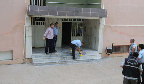 ŞİZOFRENİ HASTASI KOMŞUSUNUN KIZININ BOĞAZINI KESTİ