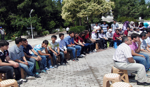 NEZİHE ÖKSÜZ Ü MEZARI BAŞINDA ANDILAR