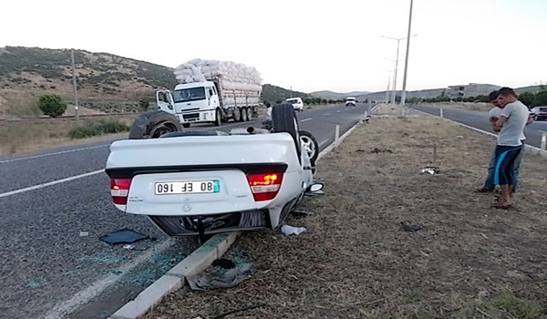 TEKERİ PATLAYAN OTOMOBİL TAKLA ATTI: 7 YARALI