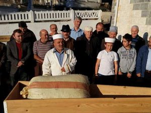 ‘Toraktan doğma, bahçeden olma’ deyip namazını kıldılar sonra da gömdüler