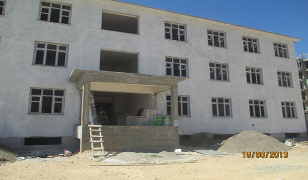 VALİ KOCATEPE OKUL İNŞAATLARINDA VE  ARAZİLERDE İNCELEMELERDE BULUNDU