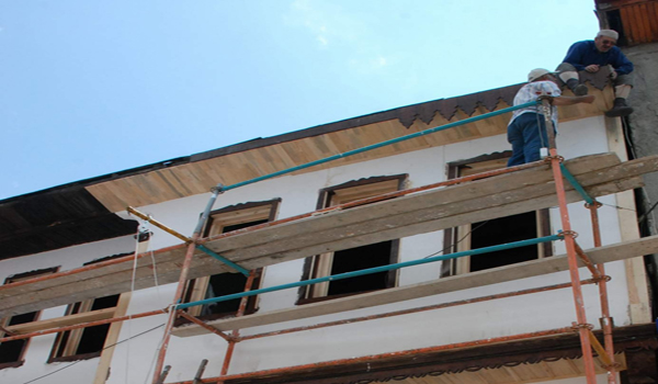 EKMEK PARASI İÇİN METRELERCE YÜKSEKTE TER DÖKTÜ