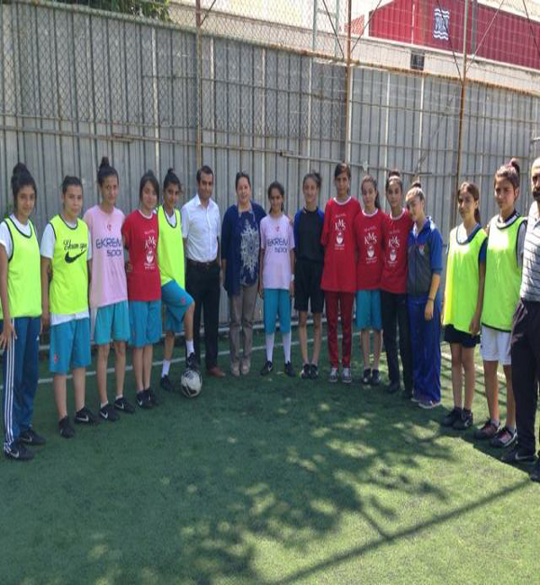 AKPARTİ KAHRAMANMARAŞ MİLLETVEKİLİ YILDIZ KIZ FULBOL TAKIMINI ZİYARET ETTİ.