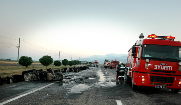 PAMUK BALYASI YÜKLÜ KAMYON SEYİR HALİNDEYKEN YANDI