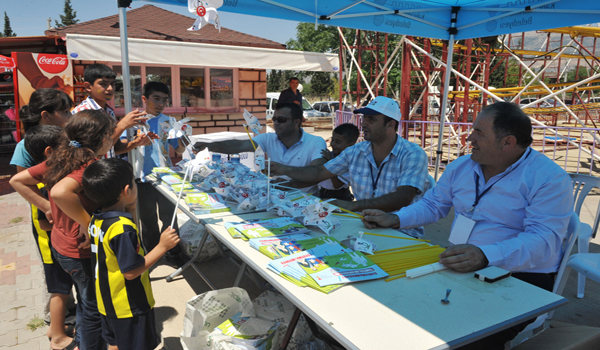 BELEDİYEDEN ÇOCUKLARA KARNE HEDİYESİ