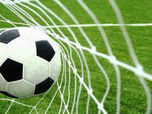 geçtiğimiz günlerde sakarya 1. amatör liginde oynanan ve 5-2 biten kuzuluk ersoy çamlıca belde maçında bir defans oyuncusu ne yapmıştır