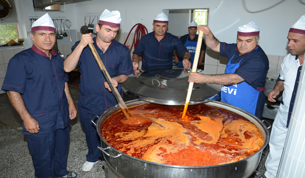ELBİSTAN'DA AŞEVİNDE KAZANLAR KAYNADI