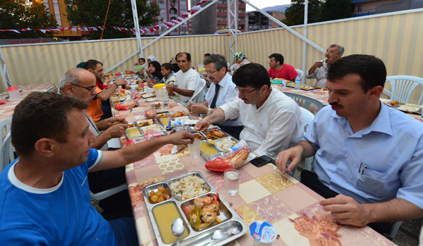 BAŞKAN POYRAZ İFTAR ÇADIRINDA