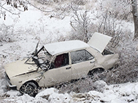 Araçlar yolun kenarına yuvarlandı