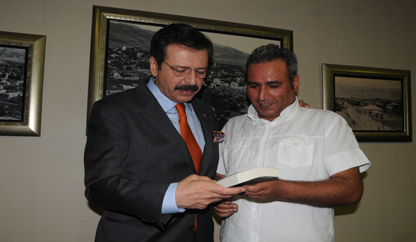 POLİTİKA CADDESİ KİTAPLAŞTI