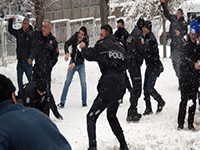 Çevik kuvvet ile vatandaşın kartopu savaşı