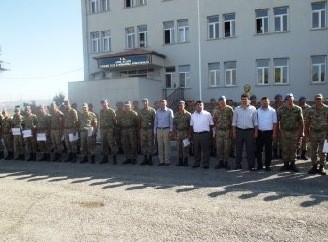MESLEK EDİNDİRME KURSUNA KATILAN ASKERLERE SERTİFİKA