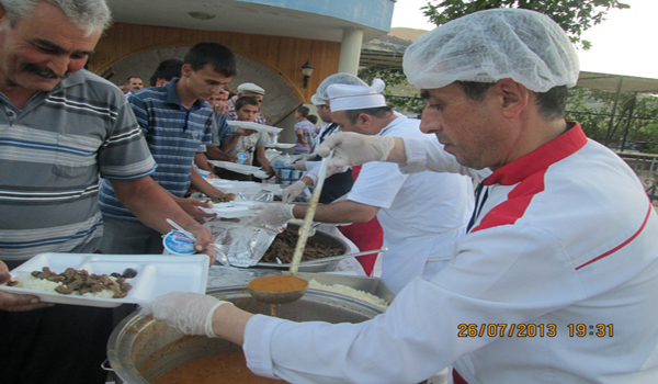 MOBİL MUTFAK ARACI İFTAR YEMEĞİ DAĞITTI