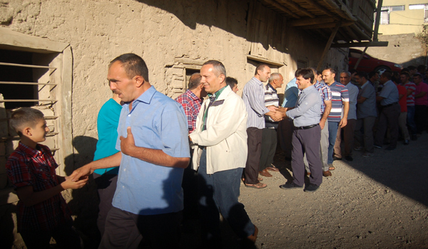 BAYRAMIN TADINA AYNI SOFRADA VARIYORLAR