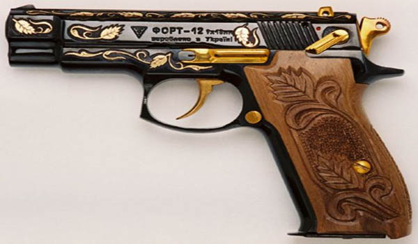 KURUSIKI TABANCA İLE ŞAKA HASTANEDE BİTTİ