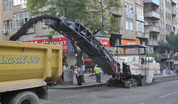 YENİ HÜKÜMET CADDESİ KAZINARAK ASFALTLANIYOR