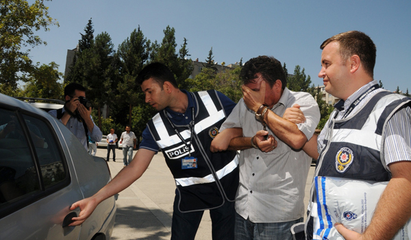 ATM'DE KART BİLGİLERİNİ KOPYALAYAN EMEKLİ POLİS YAKALANDI