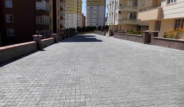 BİNEVLER SOKAKLARI DA PARKELENDİ