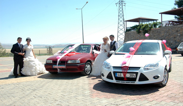 İKİ KARDEŞ AYNI GÜN EVLENDİ