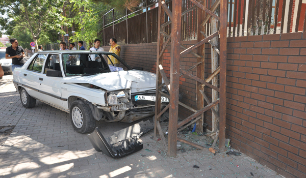 OTOMOBİL ÖNCE YAYAYA, SONRA DUVARA ÇARPTI