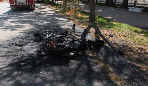 ALEV ALAN MOTOSİKLET HURDAYA DÖNDÜ