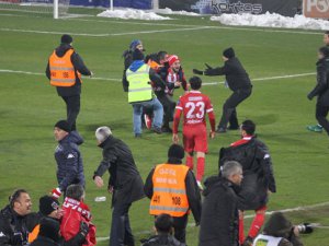 Samsunspor-Mersin İdman Yurdu maçında sahaya taraftar atladı!