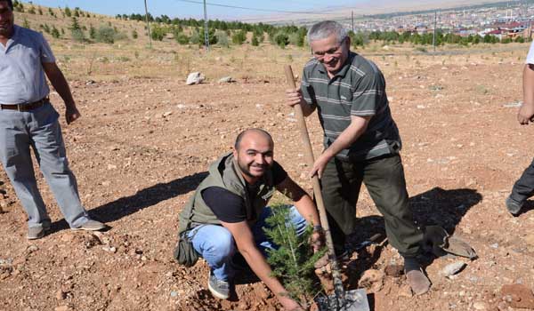 KAHRAMANMARAŞ'TA CEZAEVİ ÖNÜNE FİDAN DİKİLDİ