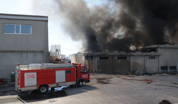 TEKSTİL FABRİKASINDAKİ YANGINI SÖNDÜRME ÇALIŞMALARI DEVAM EDİYOR