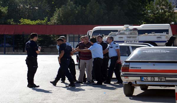 EMNİYETİN BAHÇESİNDE KENDİNİ YAKMAK İSTEDİ