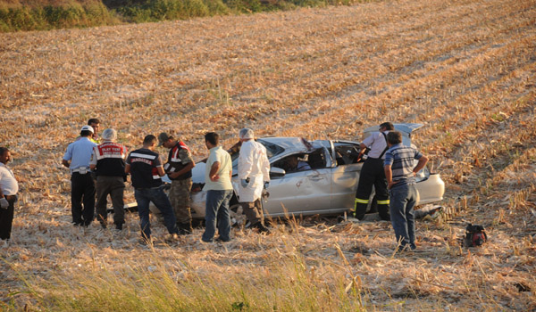 OTOMOBİL TARLAYA UÇTU: 2 ÖLÜ