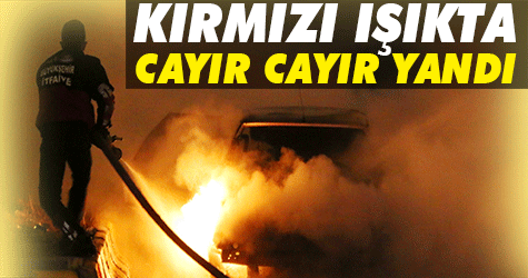 Işıklarda bekleyen otomobil cayır cayır yandı
