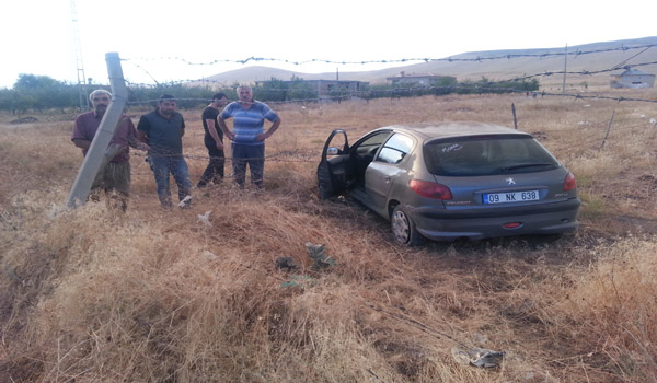 TEKERİ PATLAYAN OTOMOBİL TARLAYA UÇTU