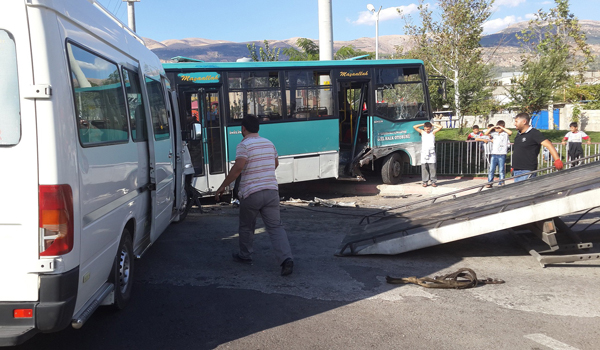 HALK OTOBÜSÜ ÖĞRENCİ SERVİSİYLE ÇARPIŞTI: 10 YARALI