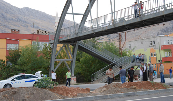 KAZAZEDEYE YARDIM ETMEK İSTERKEN OTOMOBİL ÇARPTI