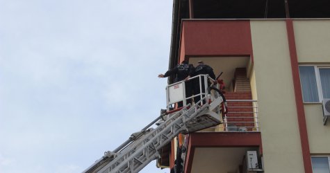 8 yaşındaki kızını rehin aldı