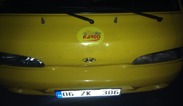 BiR FİRMAYA AİT LOGOLAR YAPIŞTIRILARAK KARGO  ARACI SÜSÜ VERİLMİŞ KAMYONETTE 31 BİN 480  PAKET KAÇAK SİGARA ELE GEÇİRİLDİ.