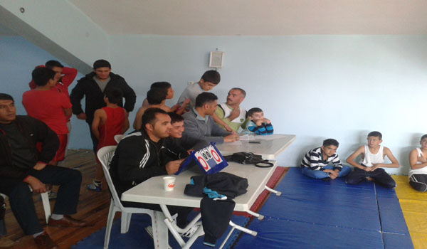 ELBİSTAN'DA MİNİKLER GÜREŞ MÜSABAKASI