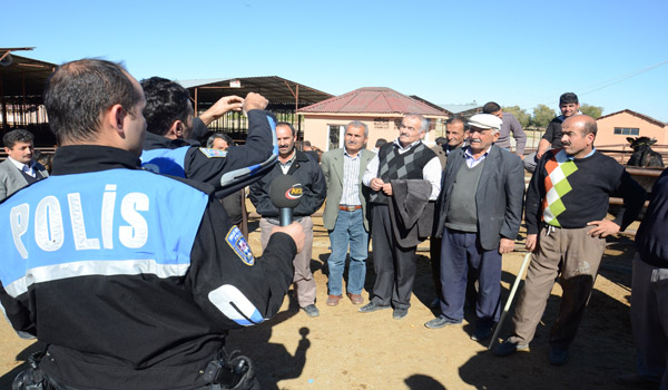 PAZARLIKLAR SIKILAŞTI, POLİS KURBANLIK SATICILARINI UYARDI