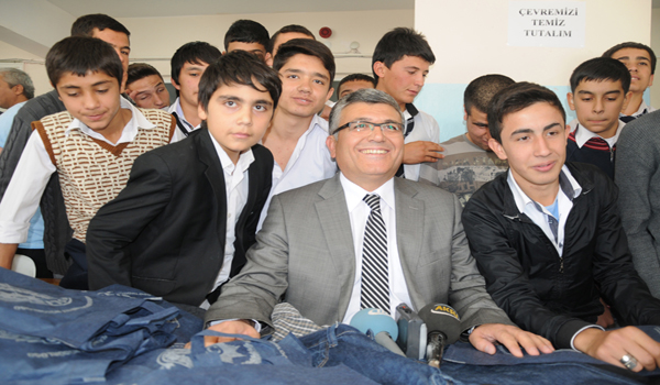 POLİSTEN ÖĞRENCİLERE BAYRAM HEDİYESİ