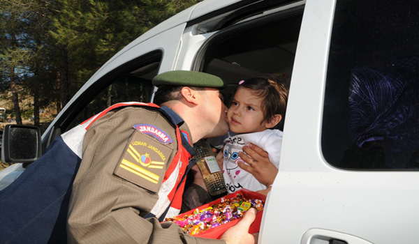 JANDARMA HEM BAYRAM KUTLADI HEM DE UYARDI