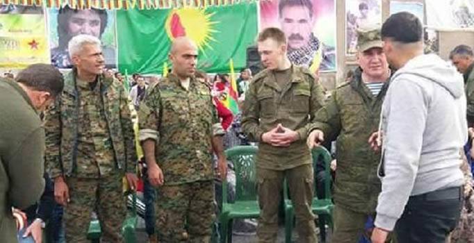 Rus askerleri YPG bayrakları ve Öcalan posteri ile poz verdi