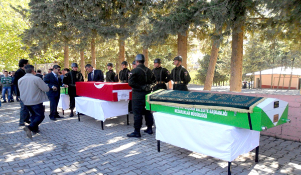 UZMAN ÇAVUŞ, EŞİ VE 1 YAŞINDAKİ OĞLU DEFNEDİLDİ