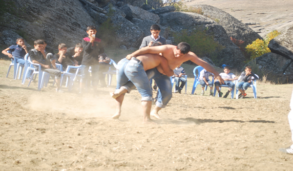 AİLELER BİRLİK İÇİN GÜREŞLE KENETLENDİ