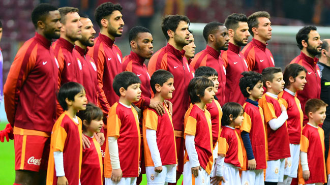 Galatasaray'da tam 9 futbolcuyla yollar ayrılıyor!