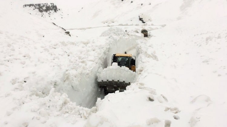 Hakkari'de askeri üs bölgesinin yoluna çığ düştü